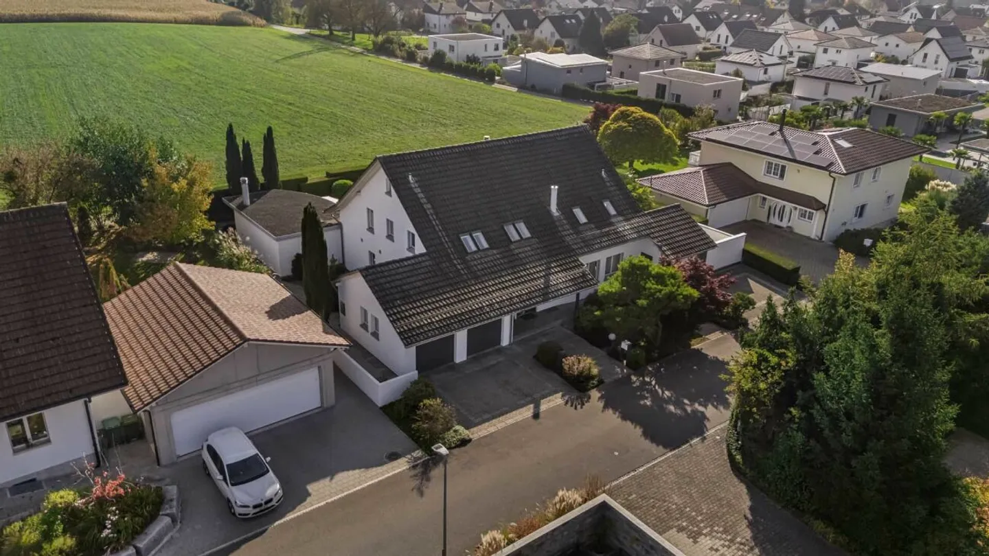 Villa di campagna esclusiva con giardino spazioso in una posizione soleggiata direttamente adiacente alla zona agricola - Foto 4 di 13