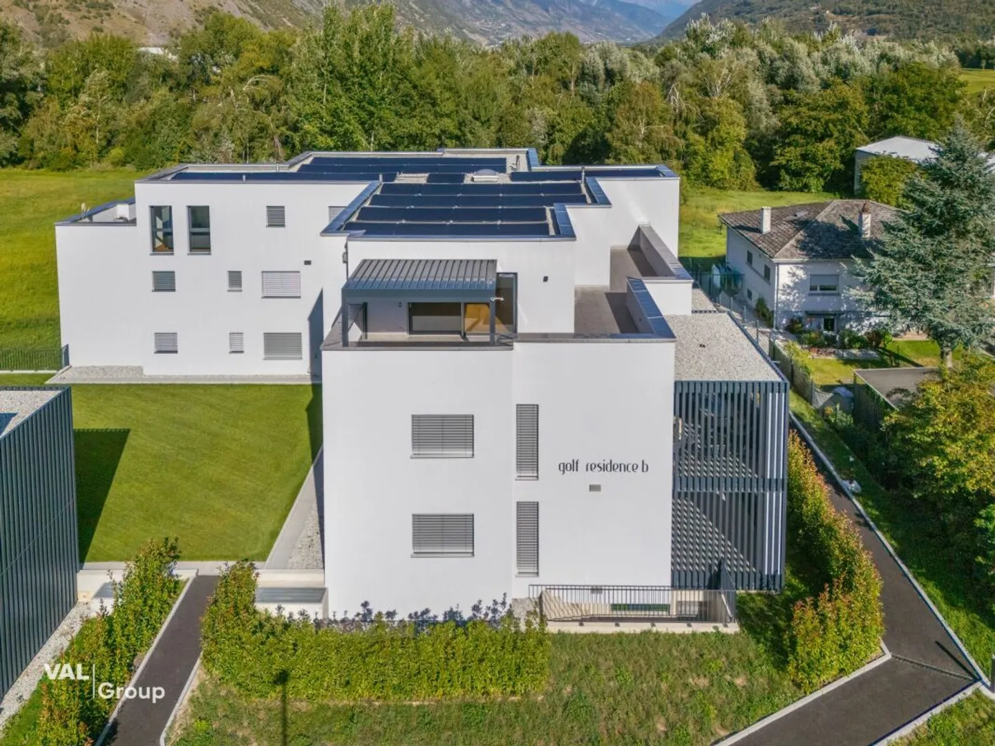 Tee off, arrive and breathe easy: Exclusive penthouse in the golf residence - Photo 11 of 12