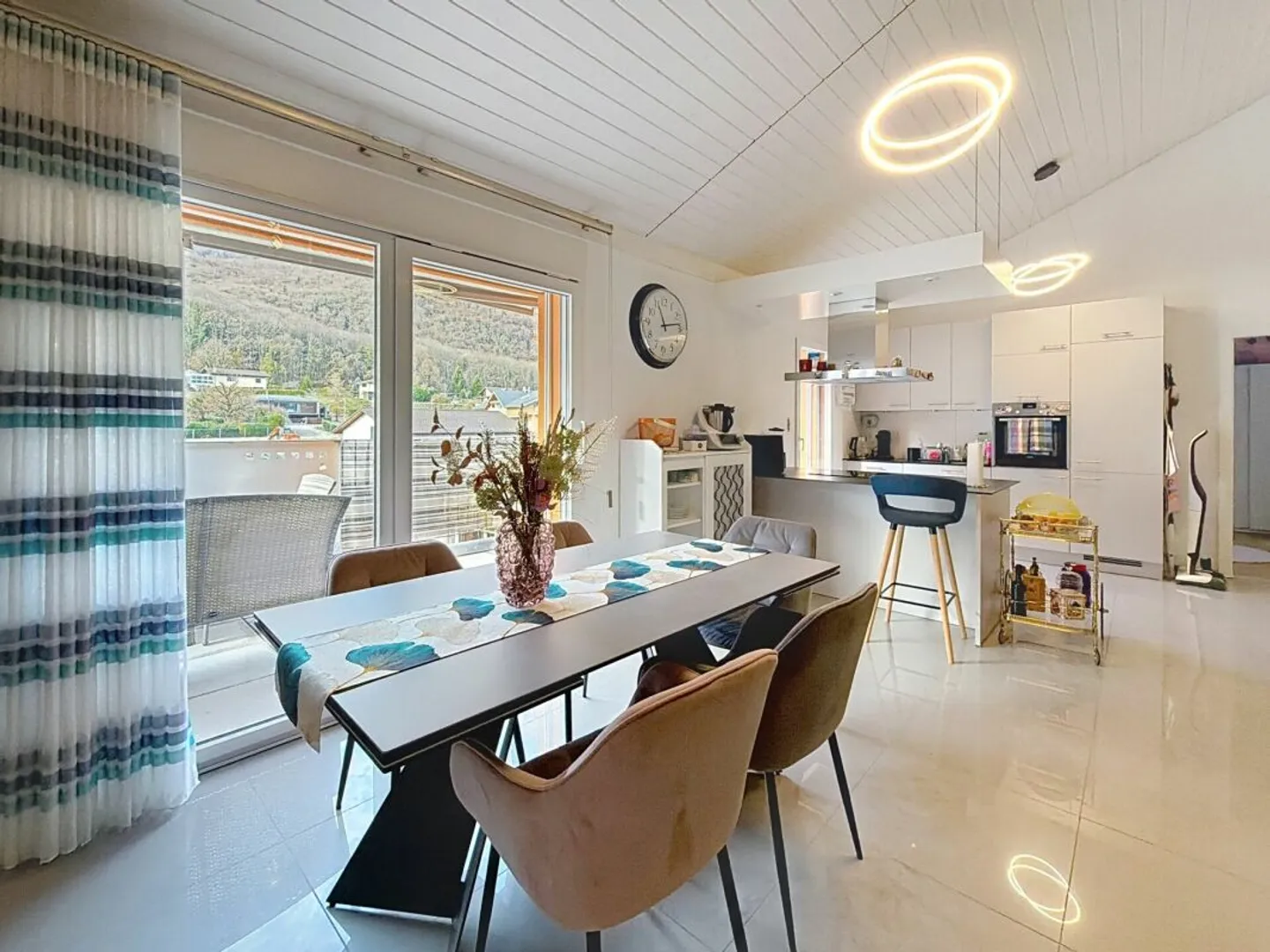 Schöne gemütliche Penthouse-Wohnung mit 3,5 Zimmern, Mezzanine und riesiger Terrasse - Foto 3 von 13