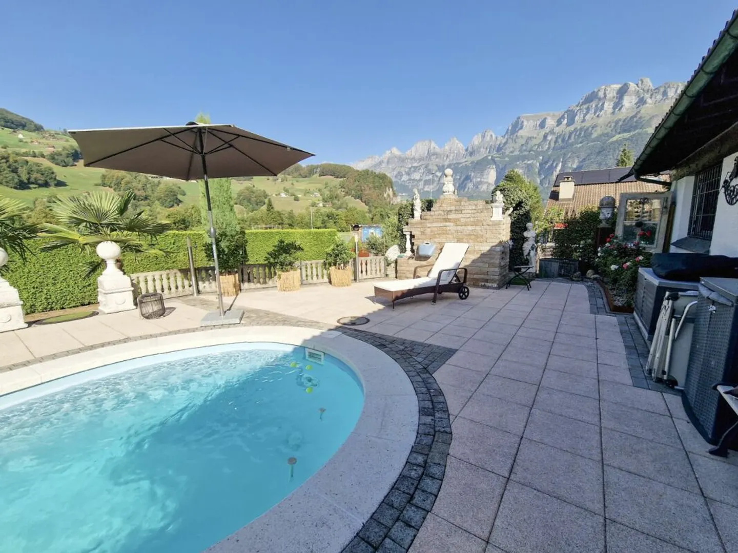 Wohnen mit privatem Pool und traumhaftem Garten - besonderes Einfamilienhaus mit Charme - Photo 2 of 13