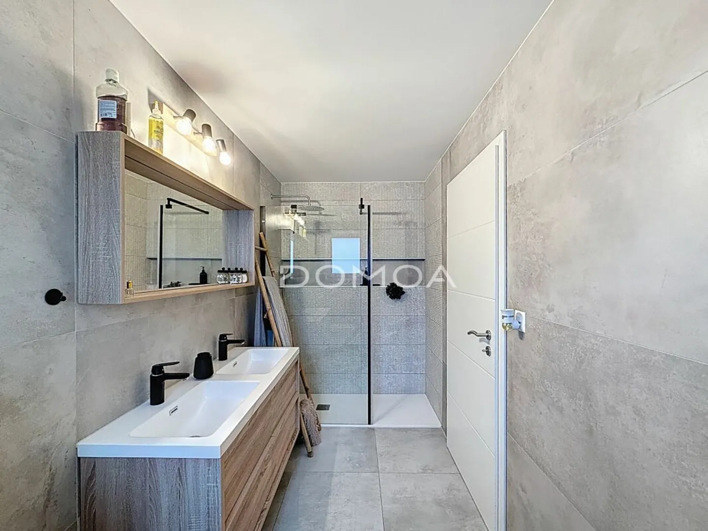 Geräumige Familienvilla mit grossem Garten und 4 Schlafzimmern - Foto 8 von 11