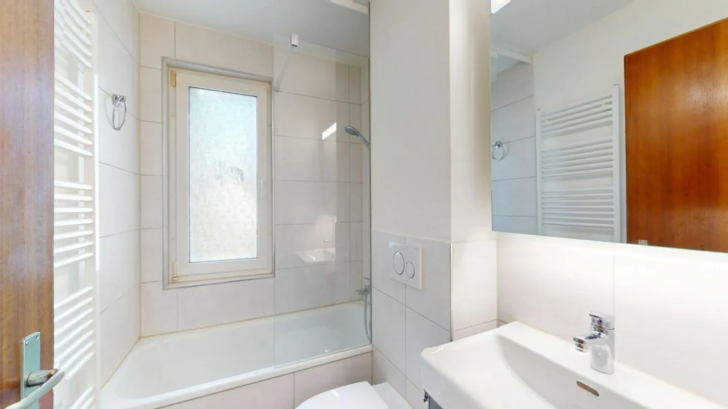 Appartement pratique de 4,5 pièces avec piscine et potentiel - Photo 5 sur 11