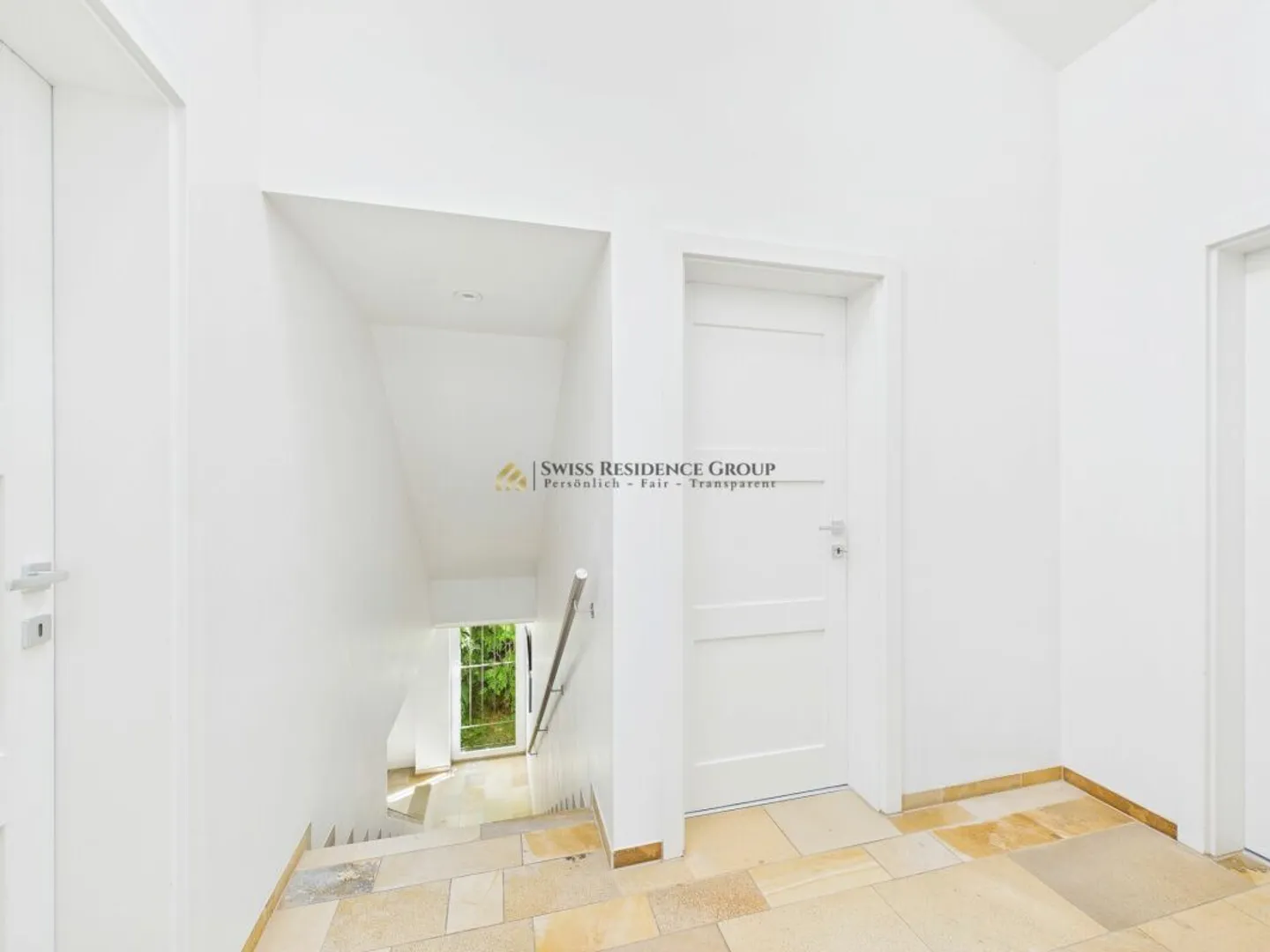 Exklusives Einfamilienhaus mit Pool, Weitsicht und grossem Garten an bester Lage in Winkel - Foto 10 von 13