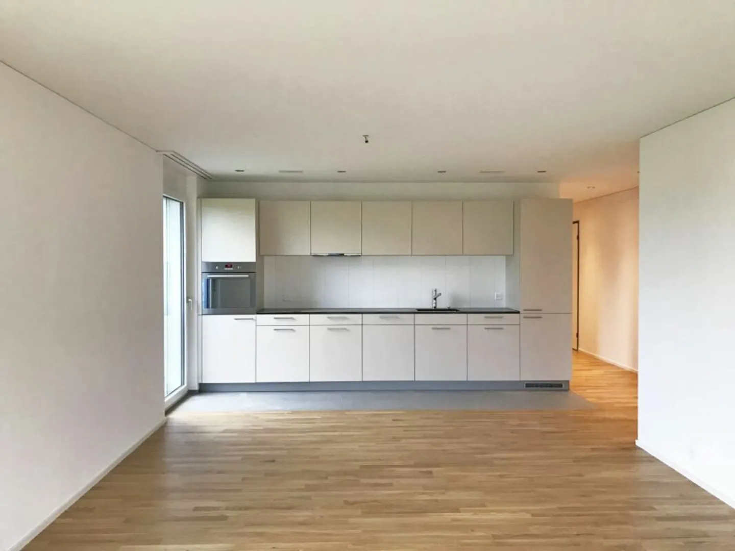 Charmante appartement de 3,5 pièces avec grand balcon et vue sur la verdure. - Photo 2 sur 13