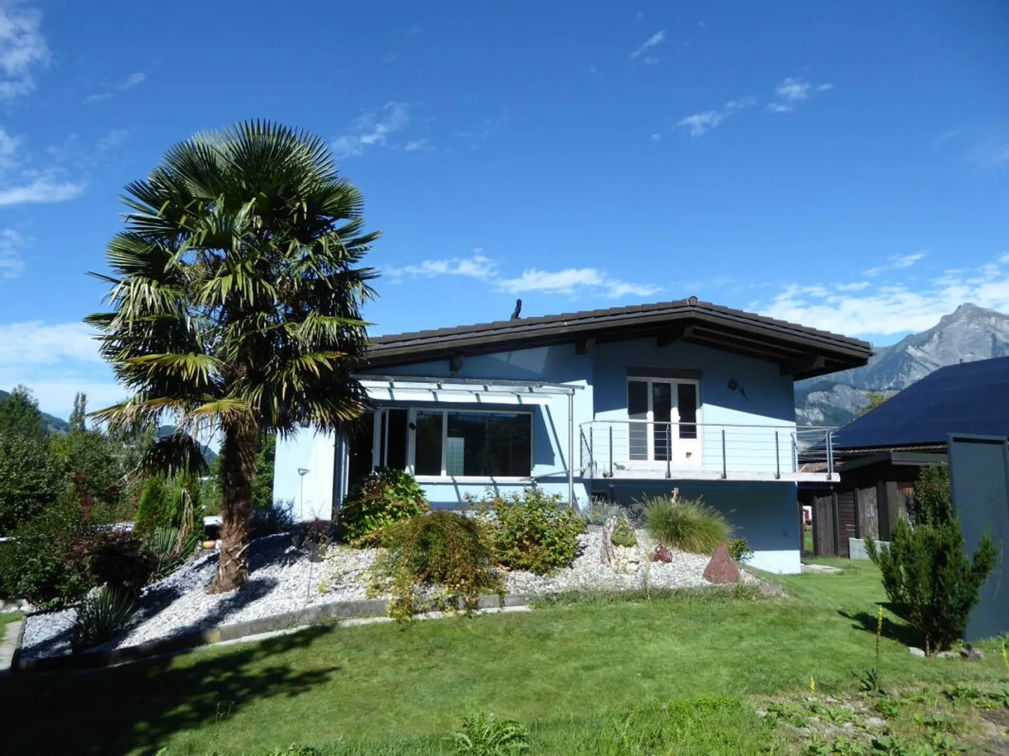 Detached 6 1/2-room single-family house in a child-friendly location - Photo 2 of 13