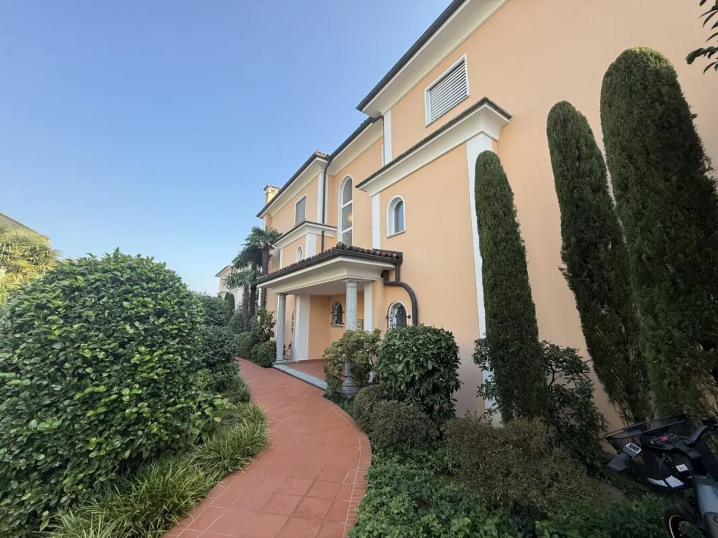 Elegante 2.5-Zimmer-Gartenwohnung in der Residenz Camelia, Ascona - Photo 1 sur 10