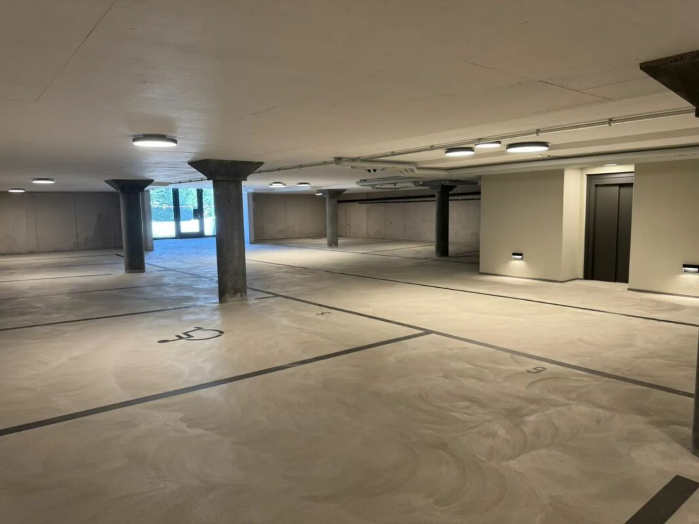 Underground parking spaces in spacious private underground garage in Pfäffikon for rent - Photo 3 of 3