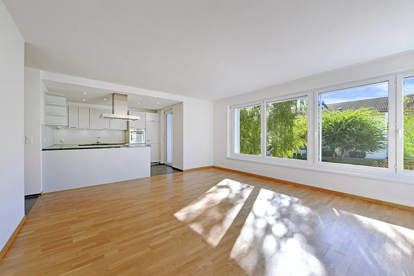 Appartement de 4,5 pièces avec balcon dans un emplacement calme à Herrliberg, favorable aux impôts - Photo 2 sur 13