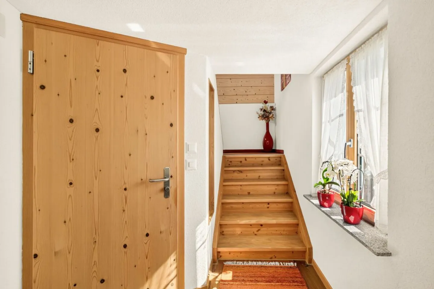 Ruhig gelegenes Einfamilienhaus mit vorbereiteter Einliegerwohnung, Scheune und traumhaften Garten - Photo 11 of 13