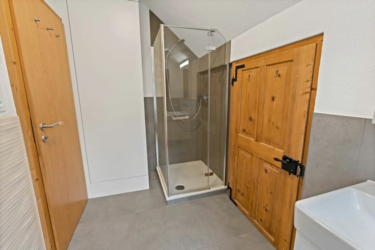 Grosszügige, sanierte Liegenschaft mit zwei Wohneinheiten, Studio &amp; PV-Anlage - Foto 3 von 13