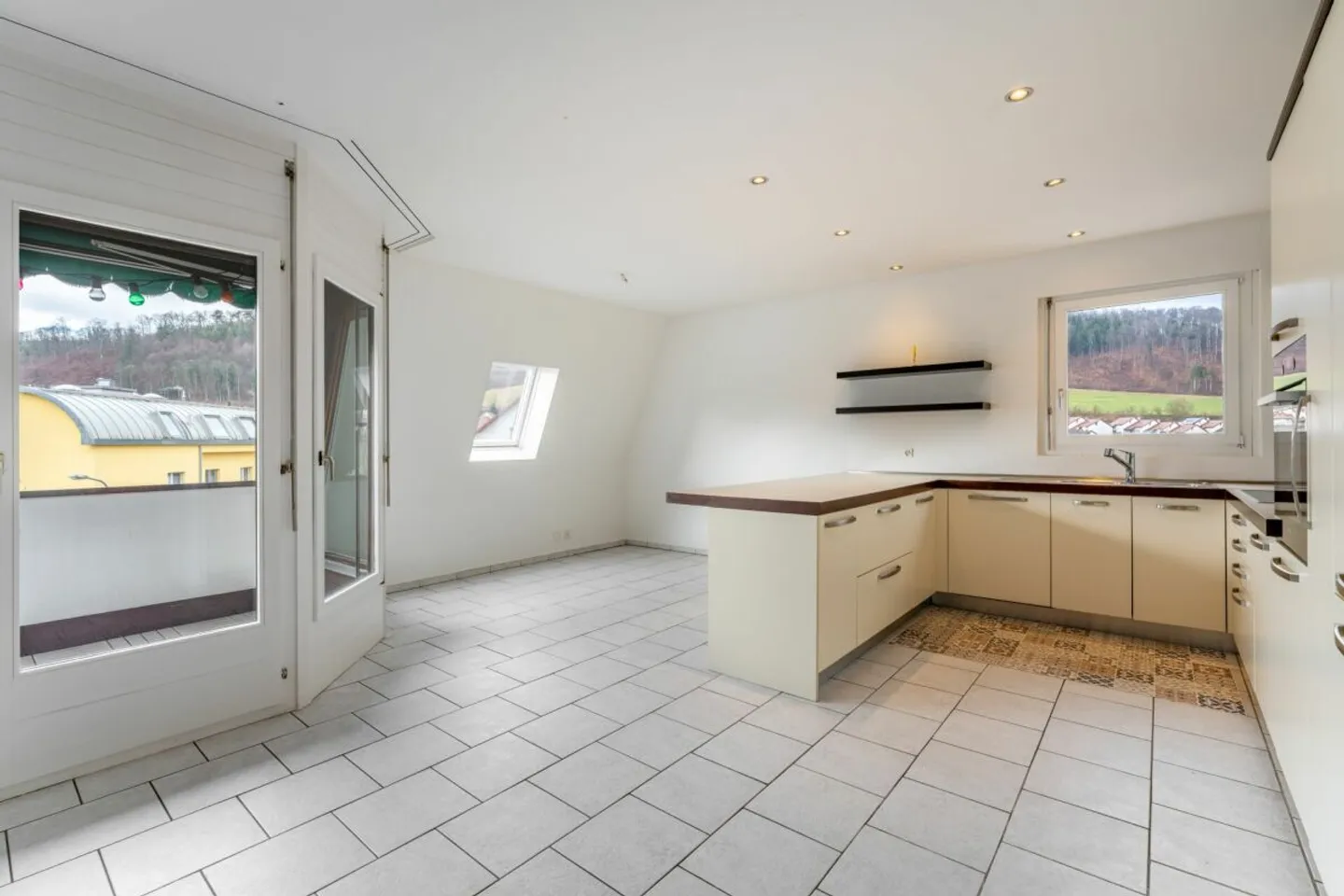 Appartamento familiare Zunzger a prezzi accessibili con 5,5 stanze e 135 m² di superficie abitabile netta / incl. garage e grande cantina - CHF 652'000.- - Foto 2 di 9