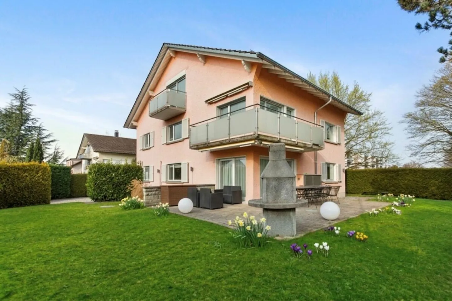 Maison individuelle spacieuse de 10 pièces et demie avec un potentiel d'utilisation polyvalent! - Photo 1 sur 13