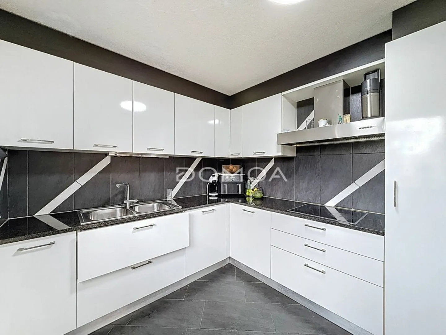 Geräumige Familienvilla mit grossem Garten und 4 Schlafzimmern - Foto 2 von 11