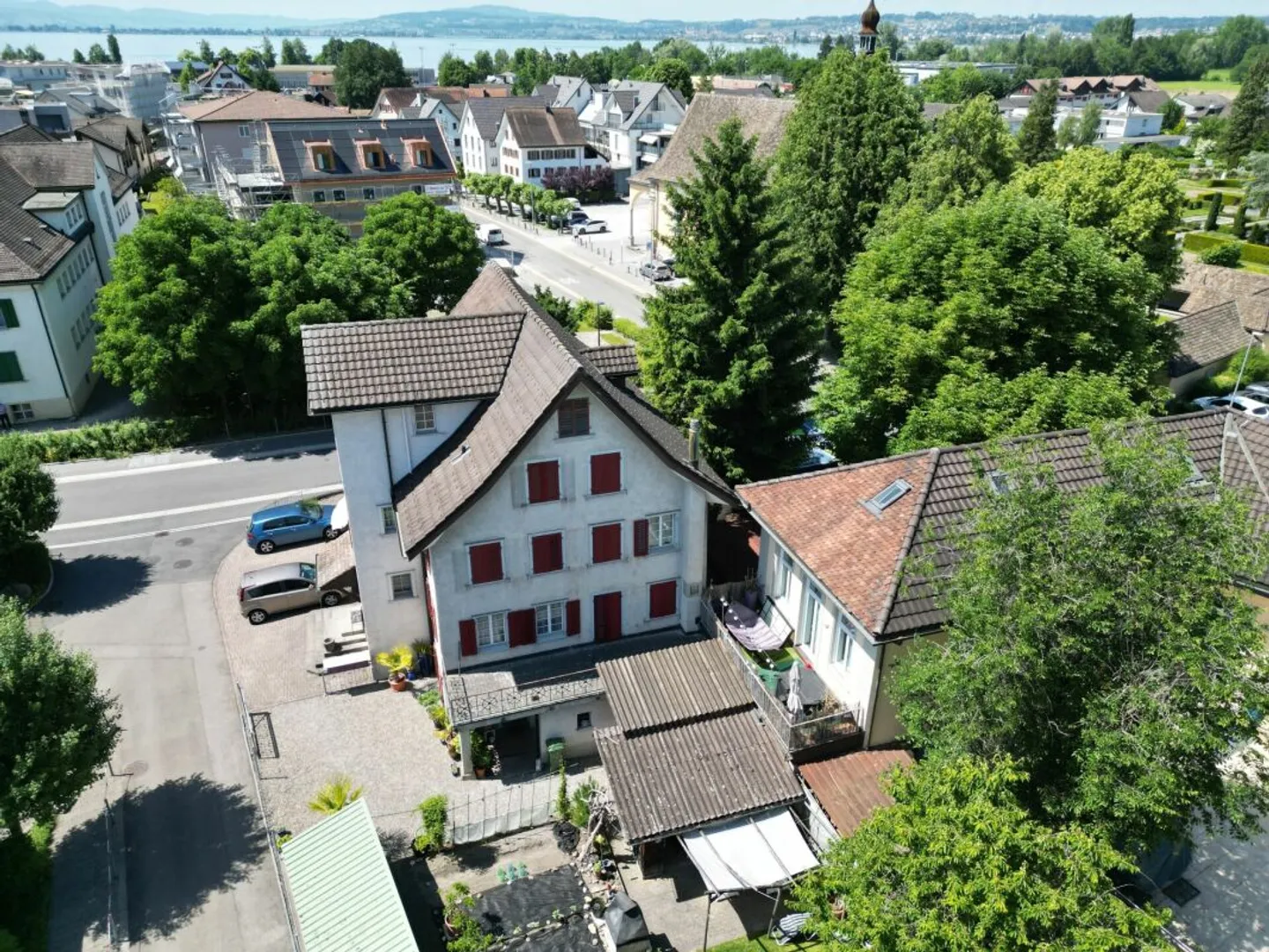 Dreifamilienhaus an sonniger und zentraler Lage mit grossem Entwicklungspotenzial - Foto 2 di 6
