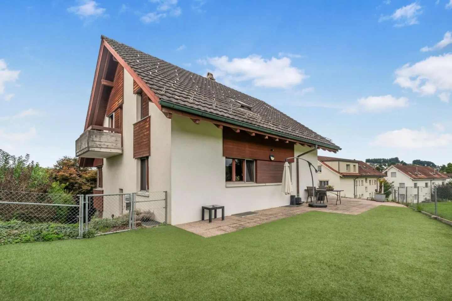 Ampia casa familiare con vista - Foto 1 di 13