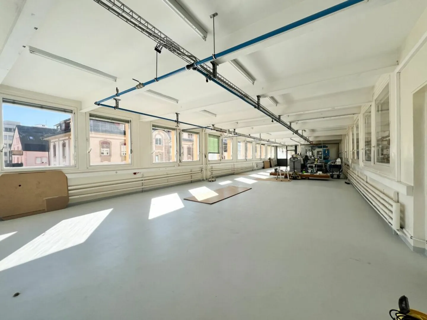 Superficie industriale/commerciale di 240 m2 in affitto a Locle - Foto 2 di 8