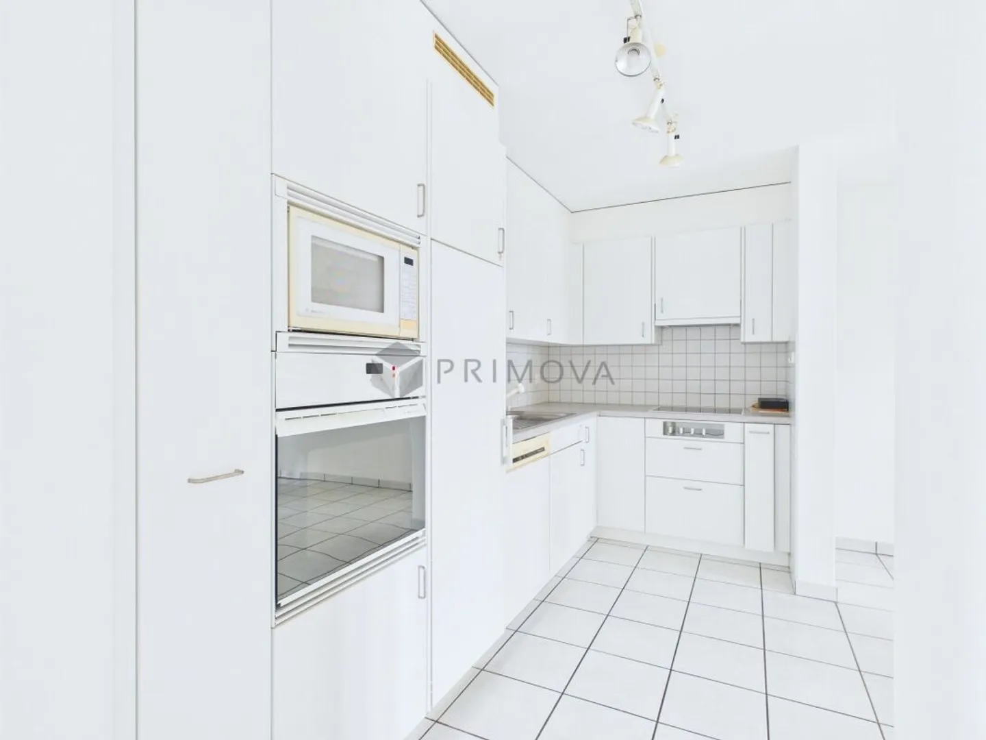 Helle 2.5 Zimmer-Dachwohnung mit Lift, Parkplatz und besonderem Wohnambiente - Photo 4 of 9