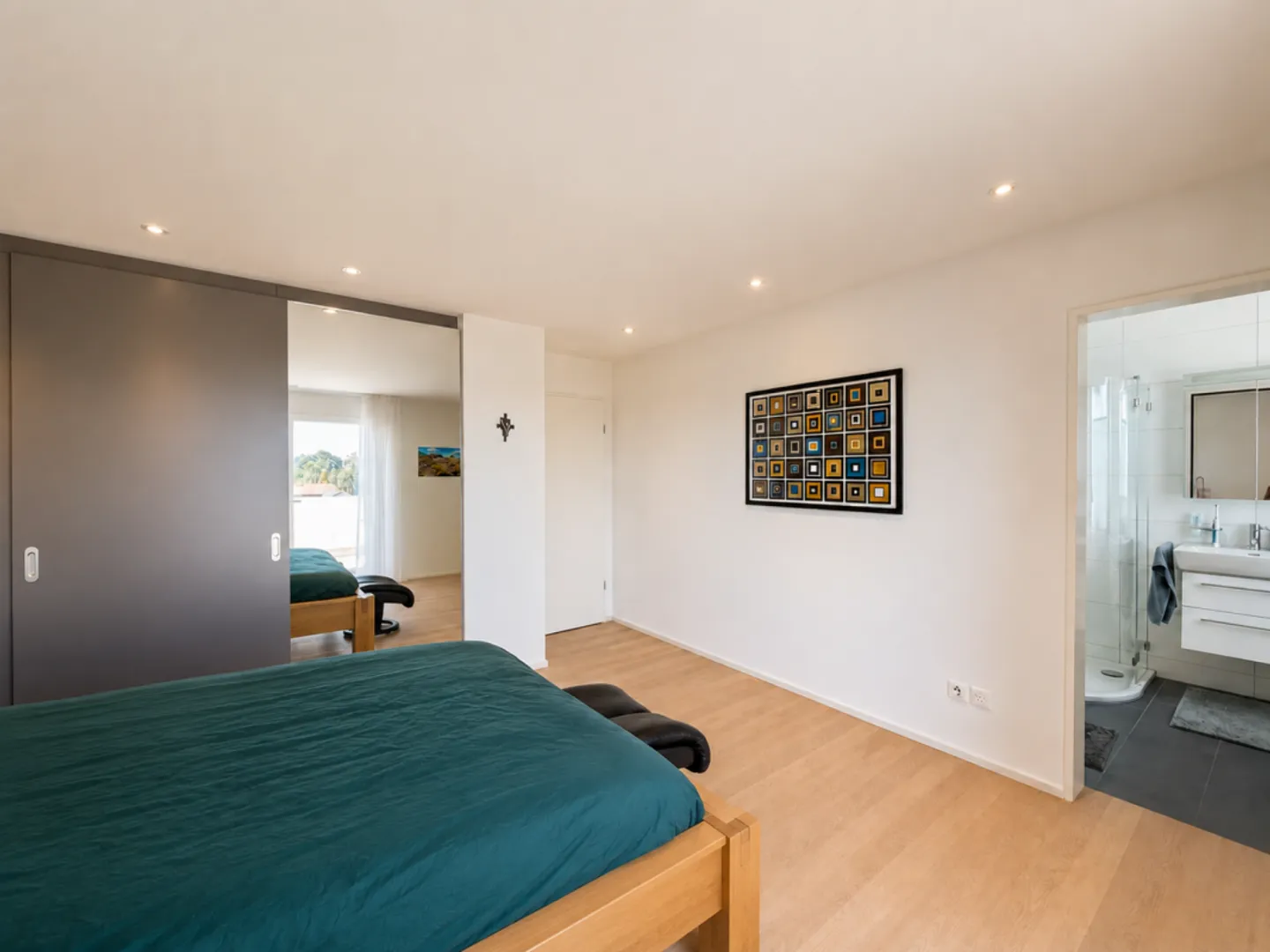 Appartement penthouse de 5,5 pièces avec terrasse de 150 m², vue panoramique et accès direct à la terrasse depuis chaque chambre - Photo 5 sur 13