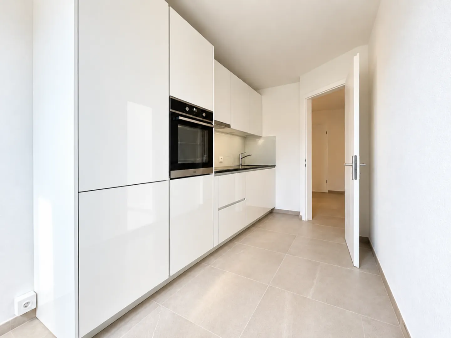 Modern 2-room apartment in a quiet location - available immediately for rent - Photo 2 of 11