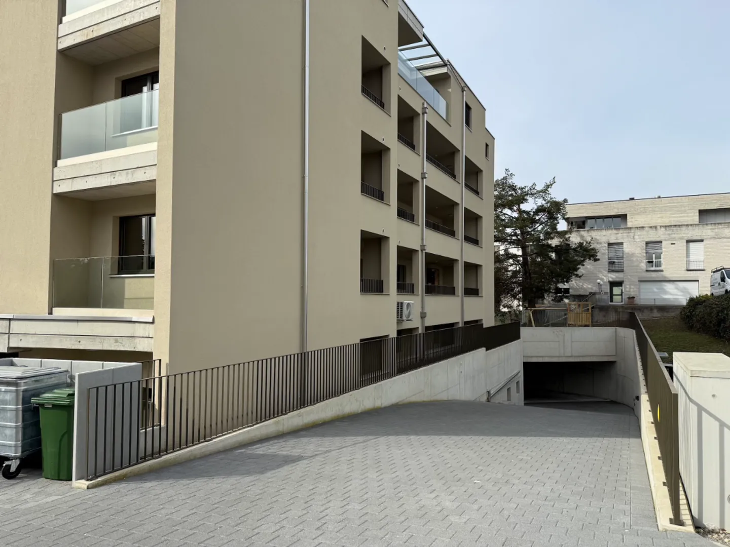 DEUX ESPACES DE STATIONNEMENT SPACIEUX - Photo 2 sur 3