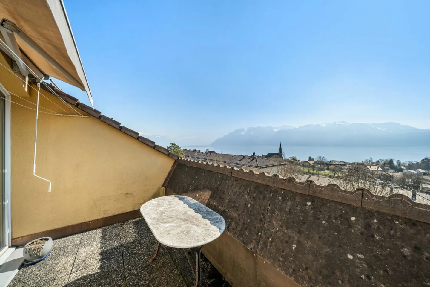 3.5 rooms with panoramic view of lake & mountains - Photo 3 of 13