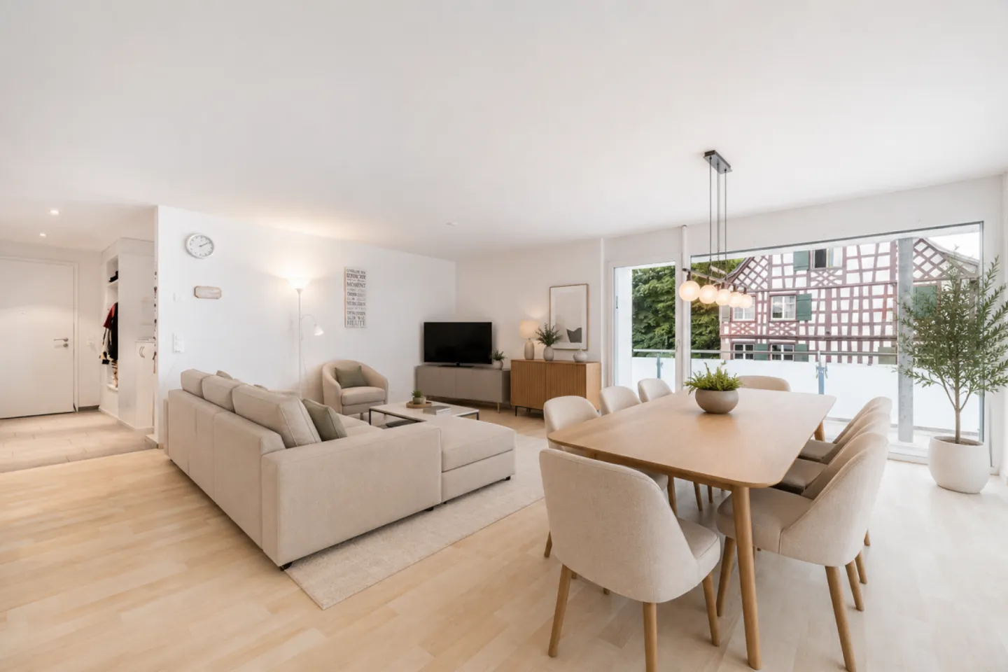 4.5-ROOM APARTMENT ON THE 1ST FLOOR WITH SPACIOUS, COVERED TERRACE NEAR THE LAKE - Photo 10 of 12