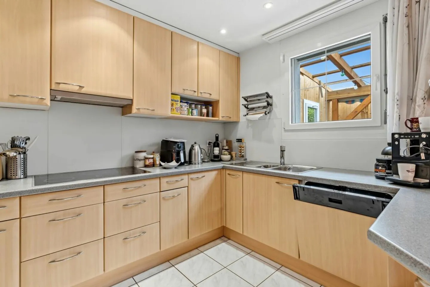 Spacious detached house with granny flat - Photo 7 of 13