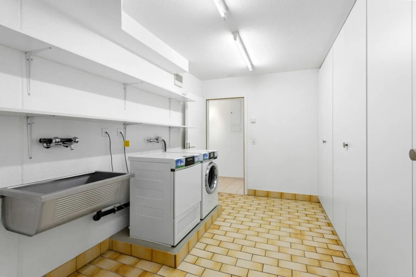 Living in a Desirable Location in Zurich - Photo 10 of 13