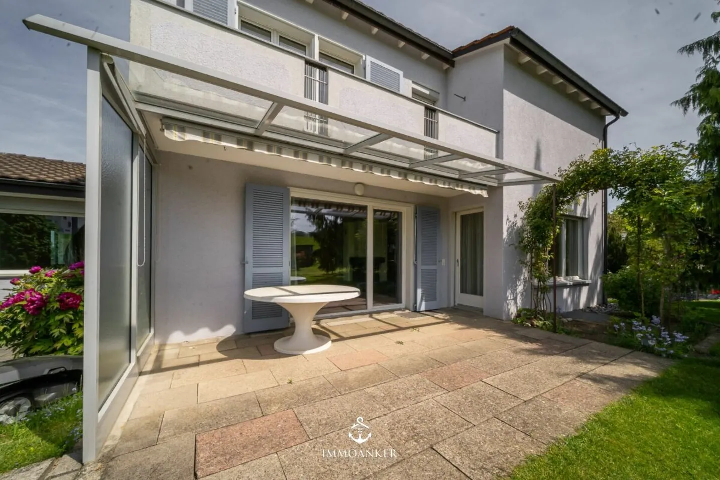 Affascinante casa unifamiliare di 7 stanze con giardino, terrazza e potenziale per appartamento indipendente a Uzwil - Foto 10 di 13