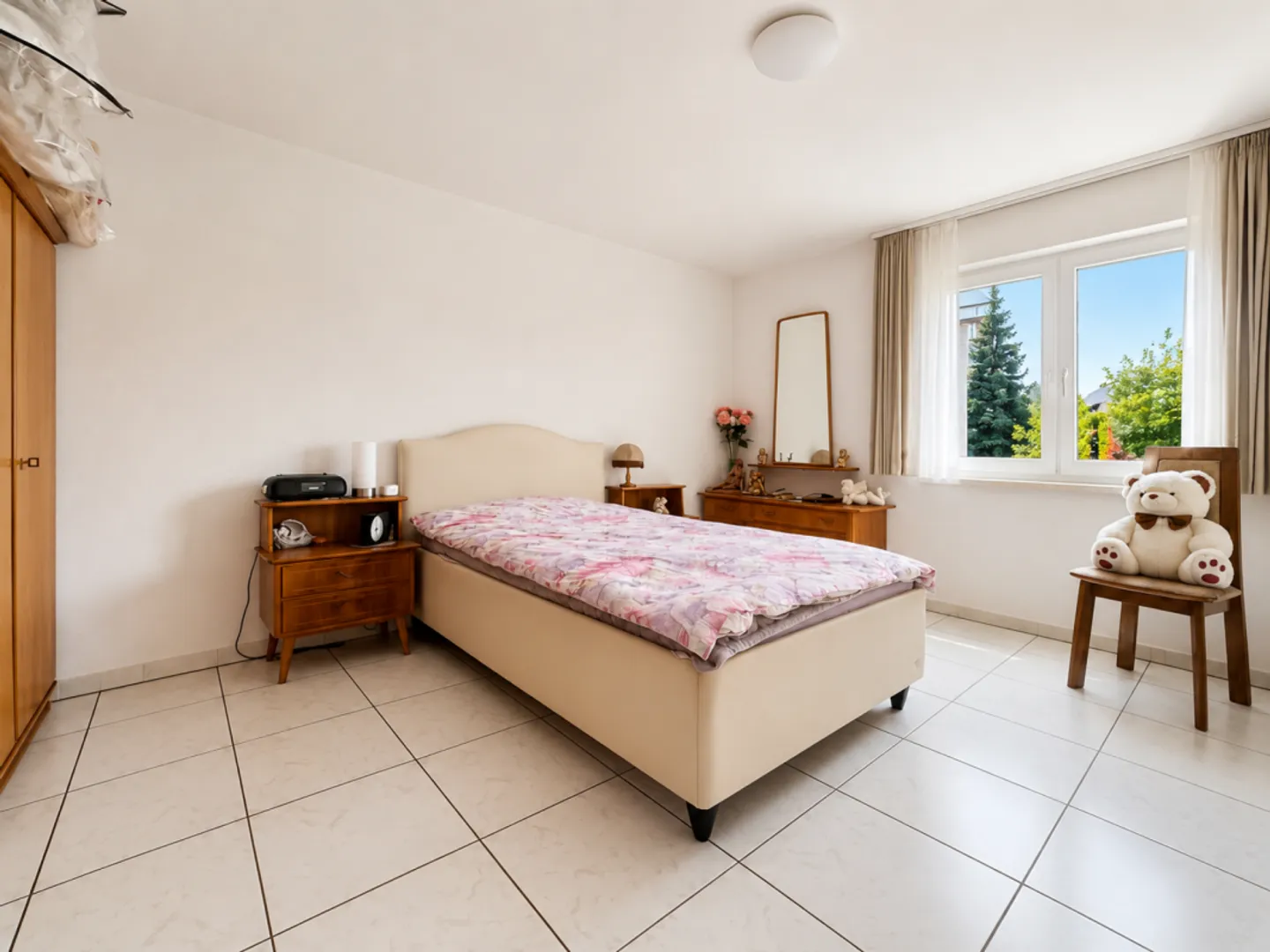 SPACIOUS LIVING WITH PLENTY OF SPACE &amp; PARADISIACAL GARDEN IN A PRIME LOCATION! - Photo 8 of 9