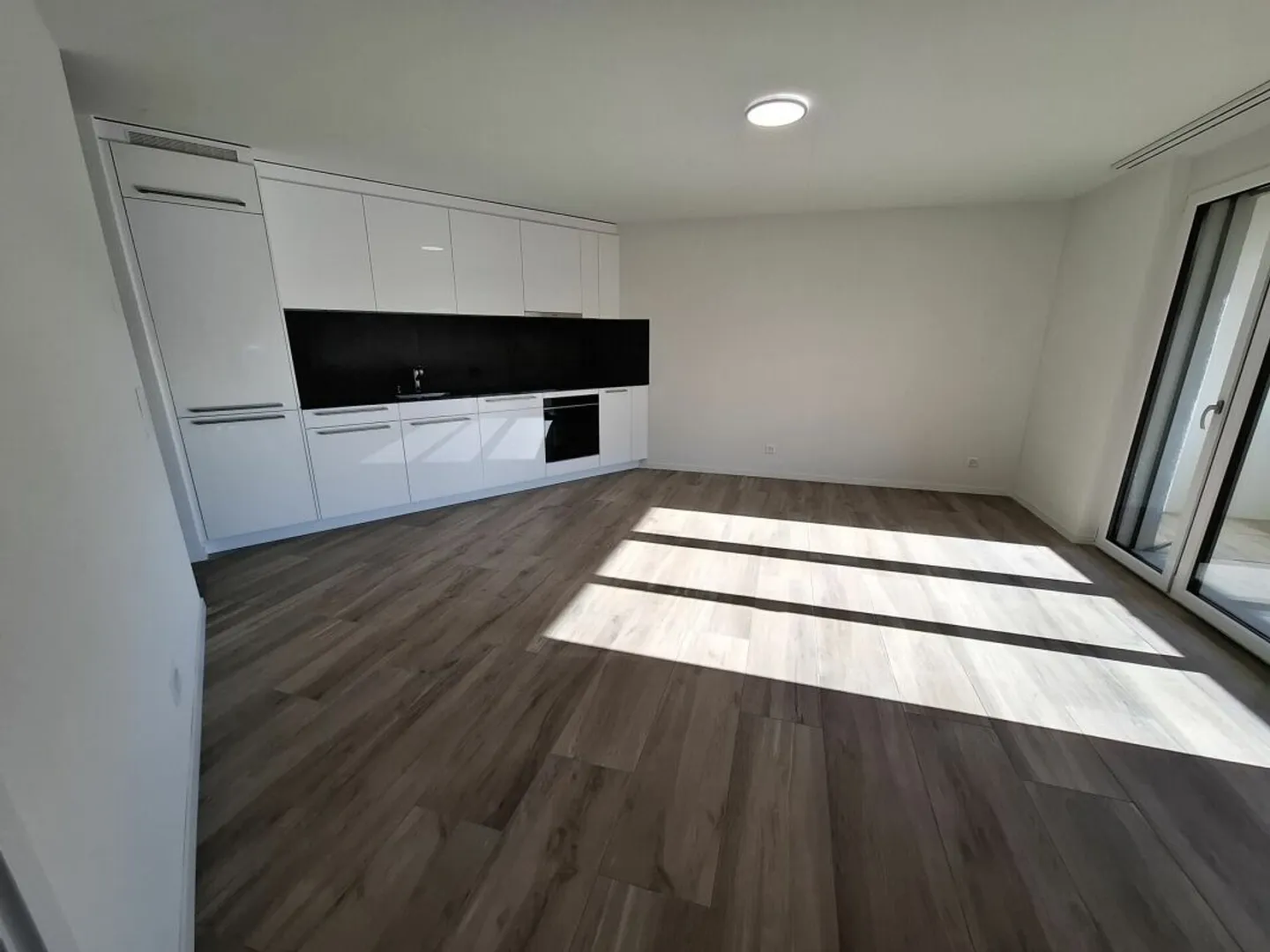 Moderne 2.5-Zimmer-Wohnung mit Balkon - Foto 7 von 10