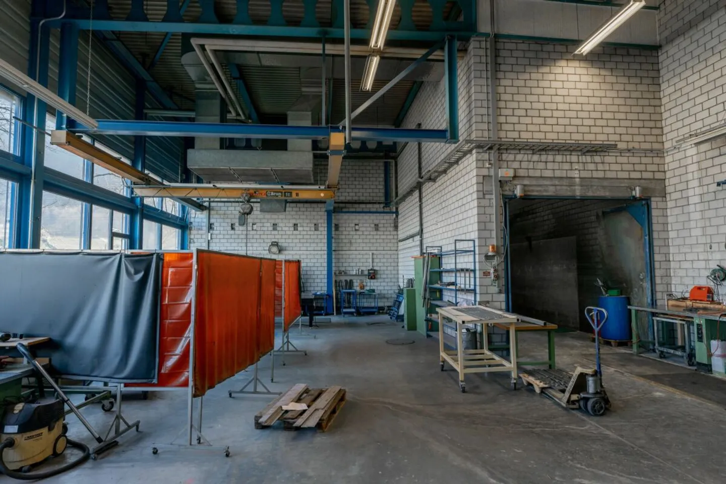 Produktionsfläche mit Lackierbox in Trimmis - Foto 2 von 3