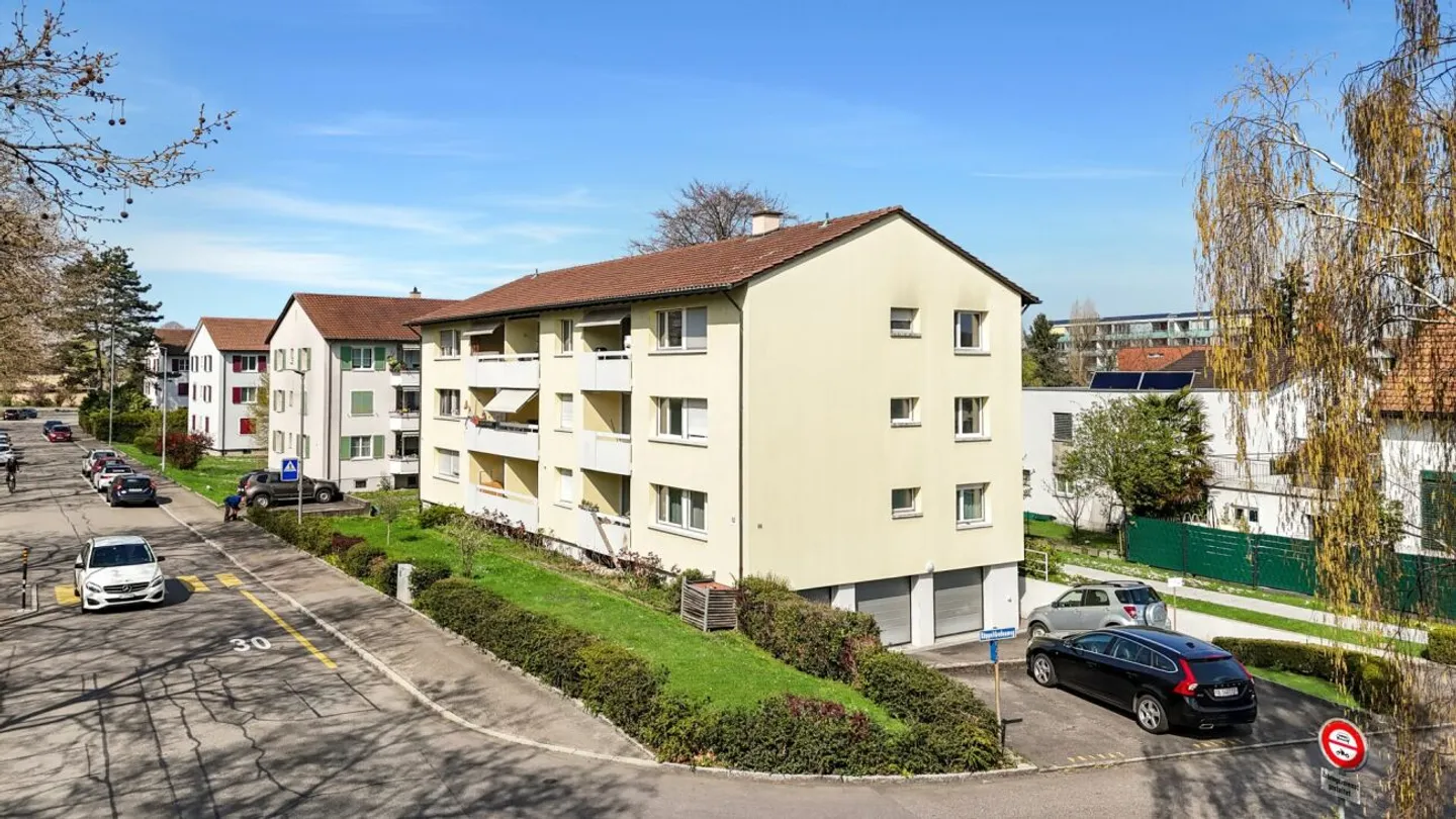 Appartement bien entretenu avec balcon, cave, grenier et place de parking - Photo 1 sur 13