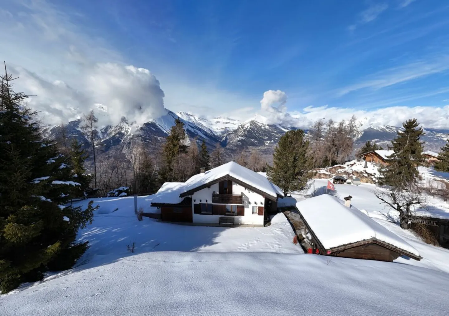 Charakterchalet mit 2 Nebengebäuden und großem Grundstück in Haute-Nendaz! - Foto 1 von 13