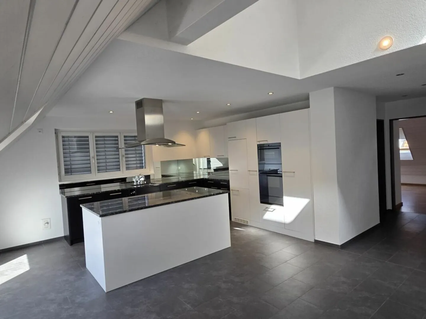 For sale immediately or by arrangement, very large, well-maintained 4.5 room apartment in Biberist. - Photo 2 of 13