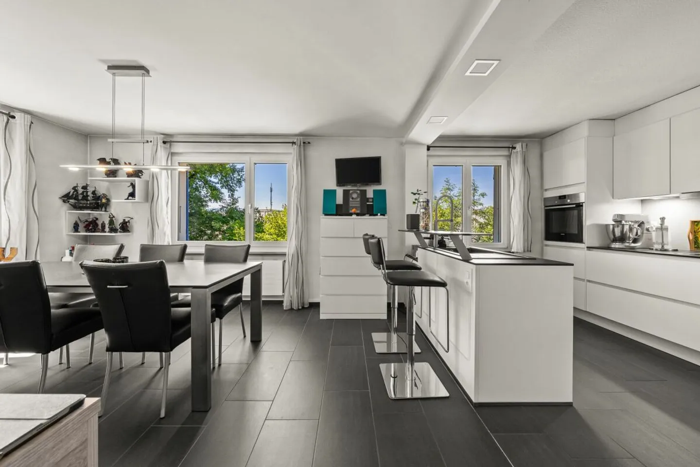 SPACIOUS LIVING IN A QUIET ENVIRONMENT - Photo 7 of 12