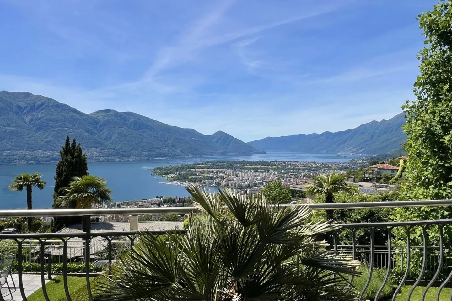 POSIZIONE TOP con vista lago a 180° - Appartamento esclusivo con area ospiti separata e piscina comune - Foto 11 di 13