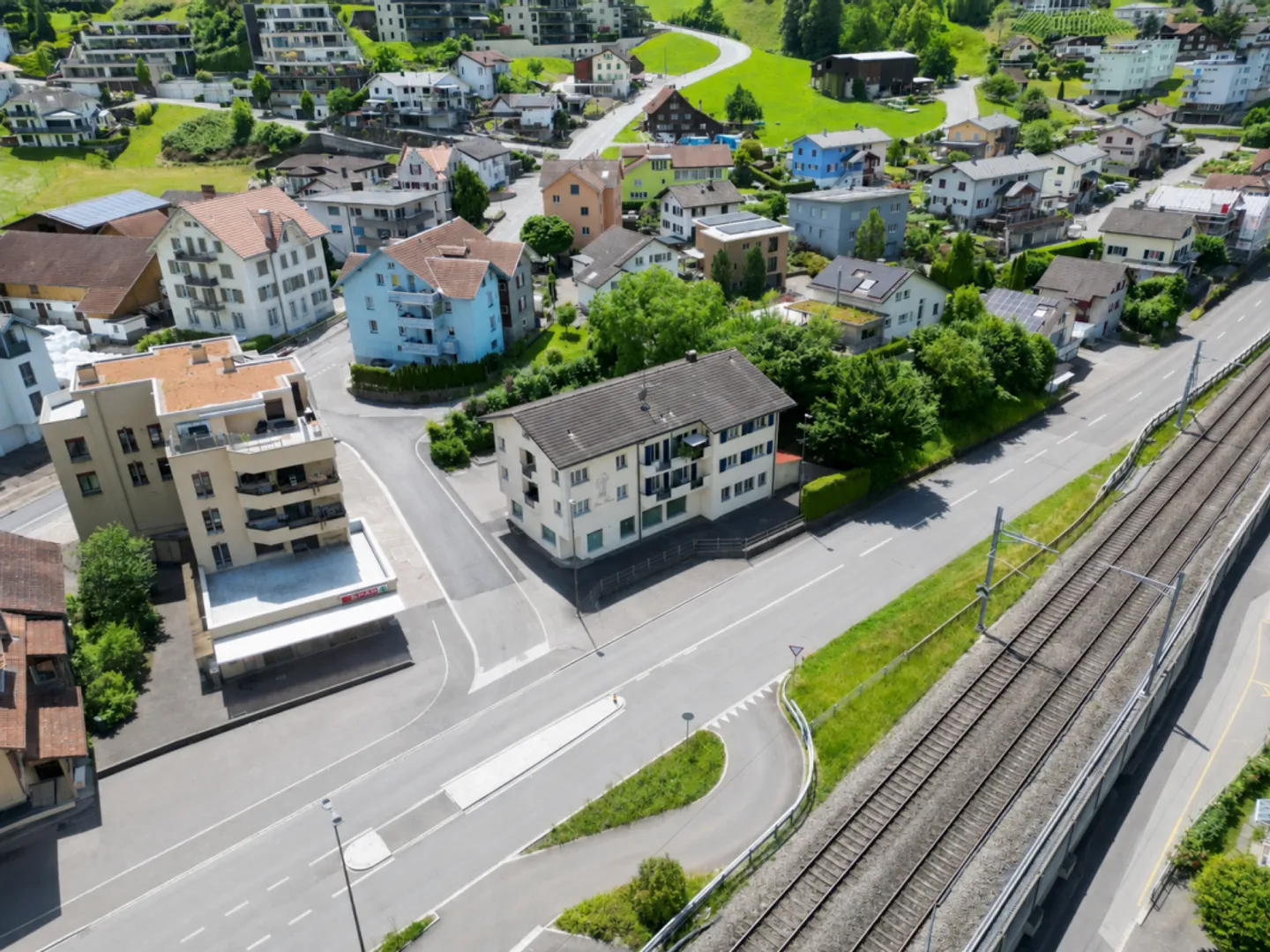 Casa plurifamiliare con 4 unità abitative e un locale commerciale a Unterterzen SG - Foto 3 di 13
