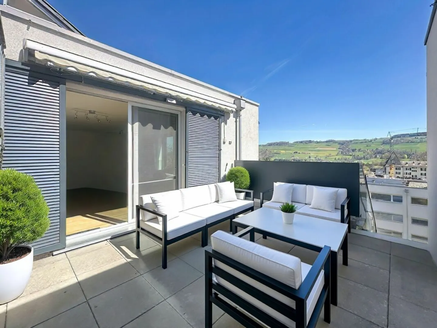 VILLA CONTIGUË FAMILIALE, AU CALME, AVEC TERRASSES ET BELLE LUMINOSITÉ - Photo 8 of 13