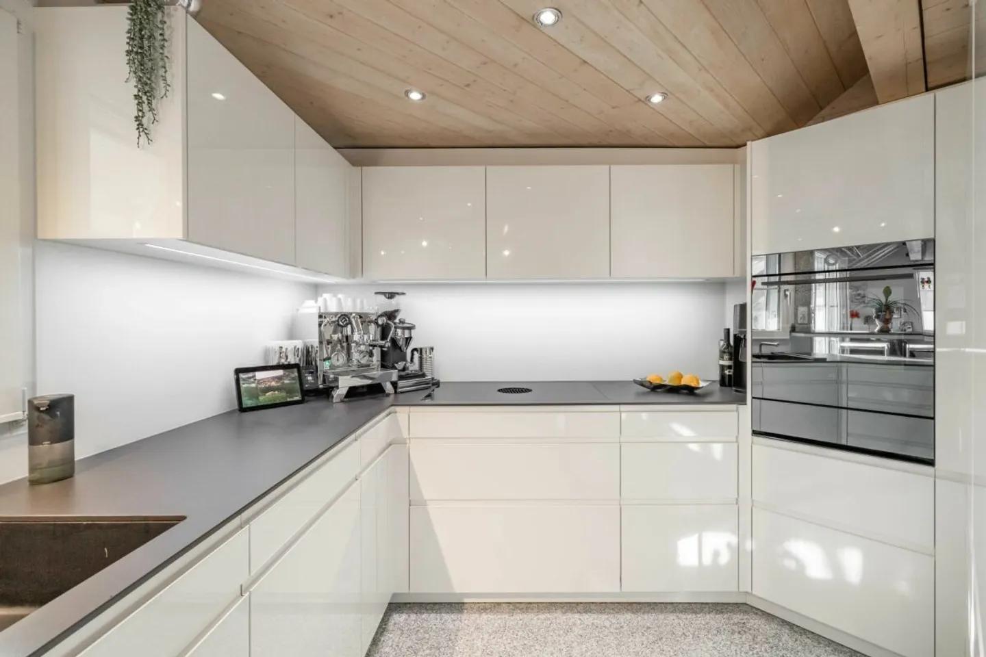 Appartamento attico 3.5 camere affascinante con camino e design elegante - Foto 3 di 13