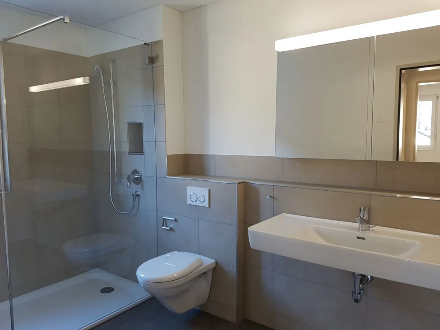 neuwertige 3 1/2-Zimmer-Wohnung mit zentraler Lage - Foto 6 von 9