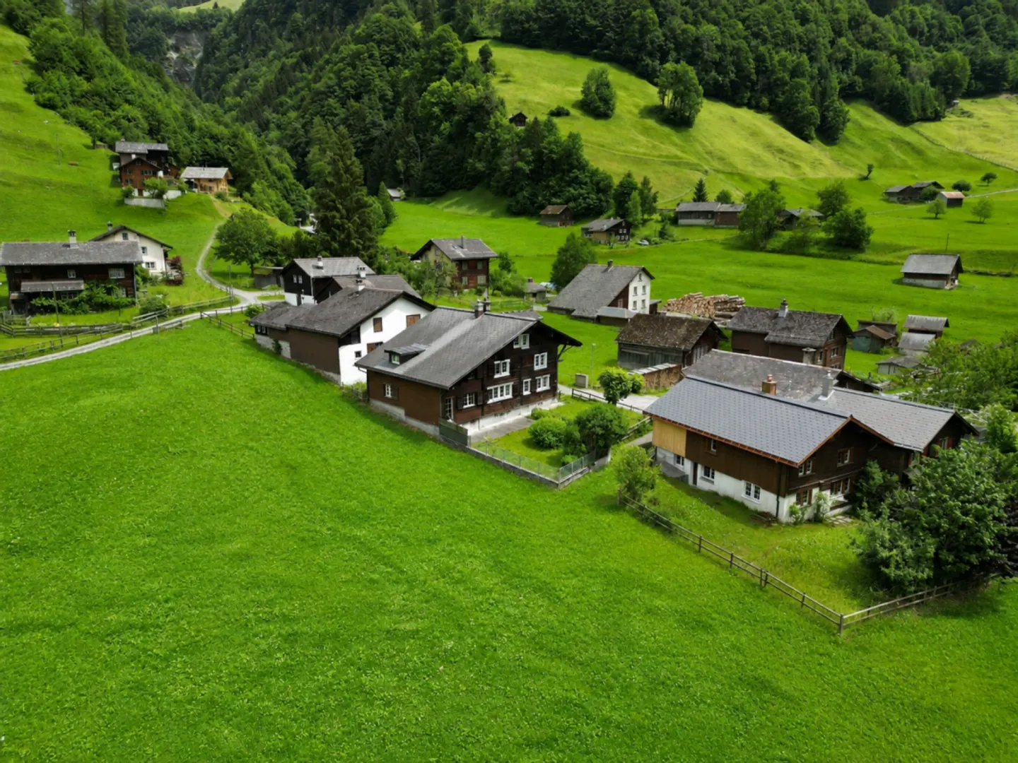 Wohn- oder Ferienhaushälfte mit Garten an ruhiger und sonniger Lage in Matt - Foto 4 von 13