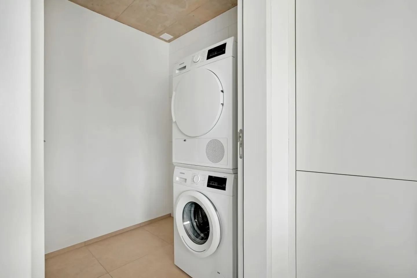 3.5 Room Apartment - Photo 3 of 11