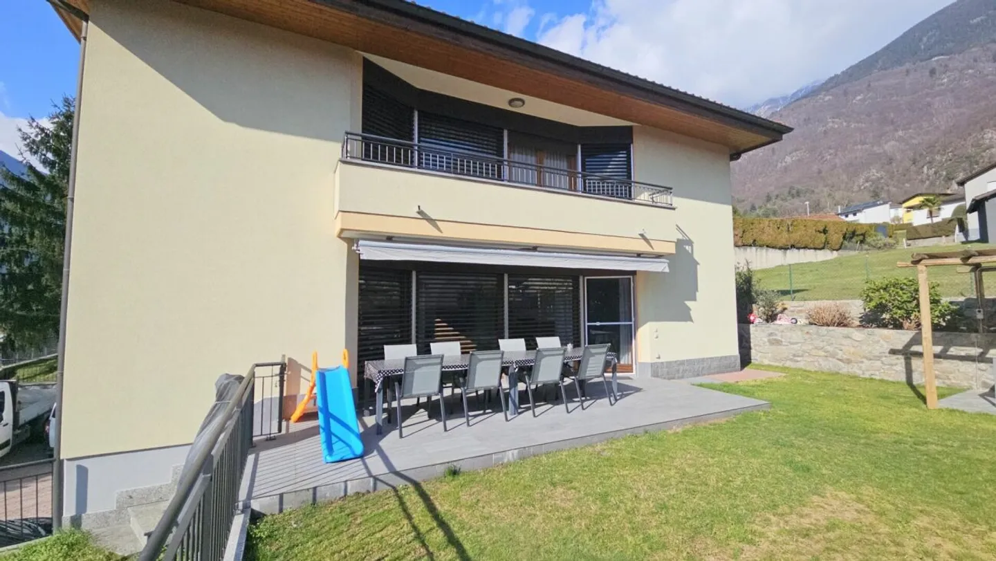 BEAUTIFUL AND LARGE INDEPENDENT HOUSE - Photo 2 of 13