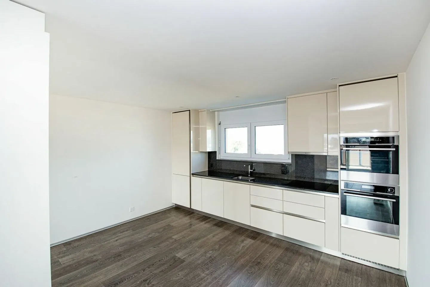 Stilvolle Wohnung mit grossem Balkon - Foto 1 von 8