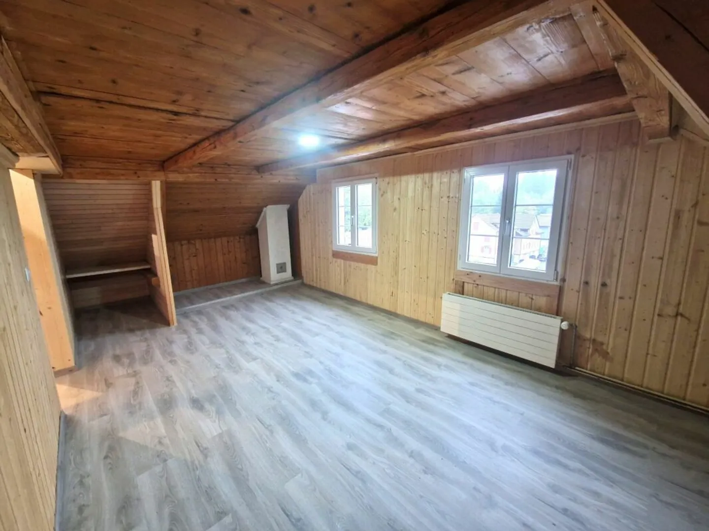 Appartement sous les combles lumineux et fraîchement rénové de 3,5 pièces avec cheminée - Photo 5 sur 9