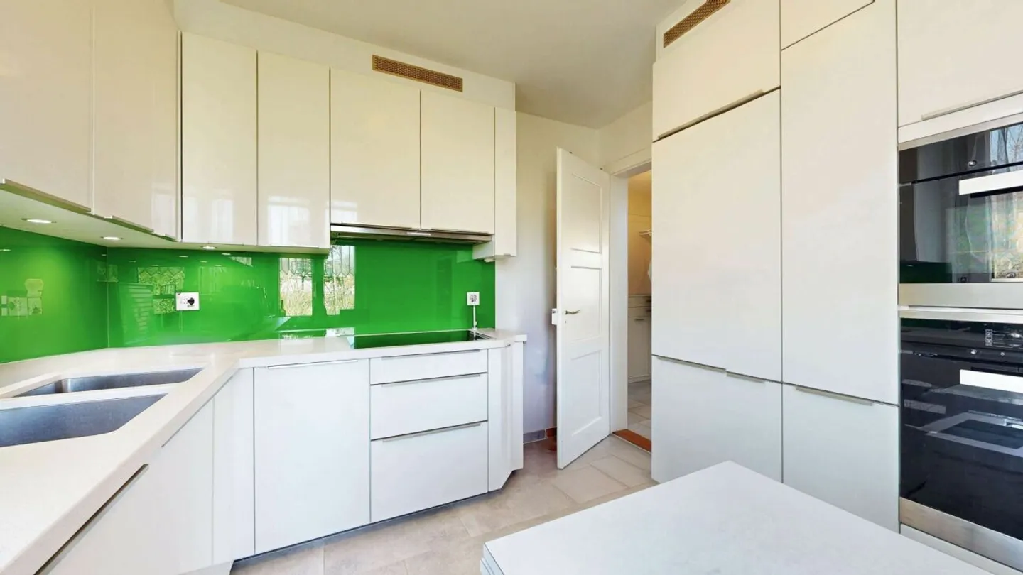 Maison individuelle bien entretenue avec grand jardin, garage et place de parking - Photo 5 sur 13