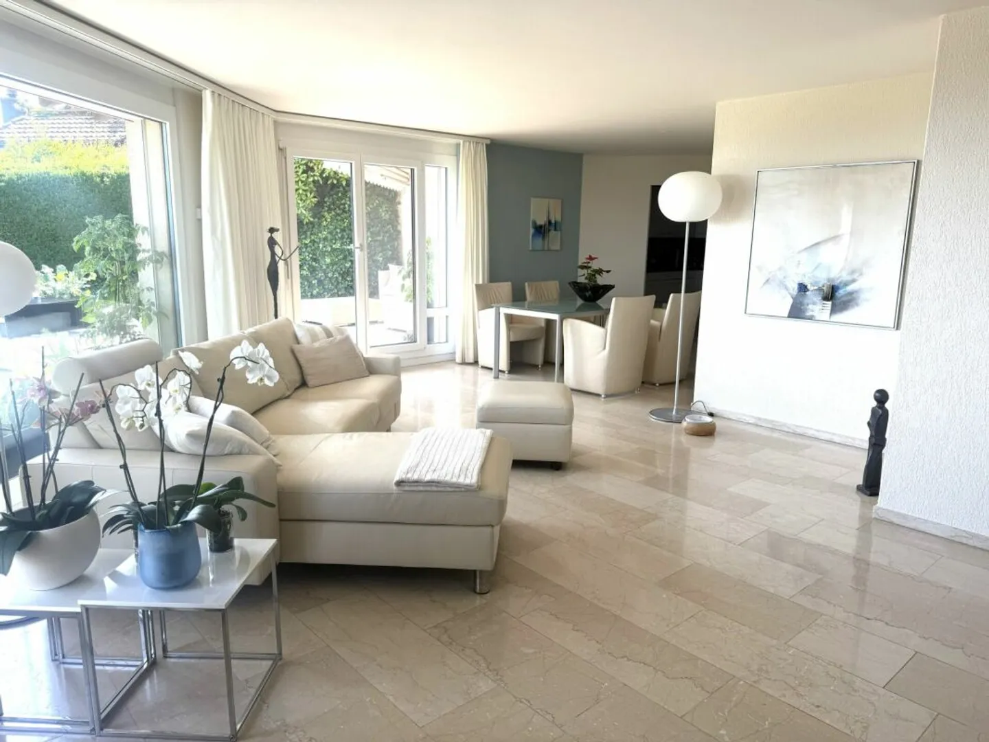 3,5 Zimmer Terrassenhaus in ruhiger, sonniger Lage mit unverbaubarer Weitsicht auf den Zürichsee und in die Alpen - Photo 2 of 13