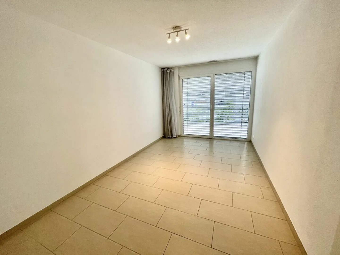 Moderno appartamento di 4,5 stanze con terrazza e ascensore a Luterbach - Foto 12 di 13