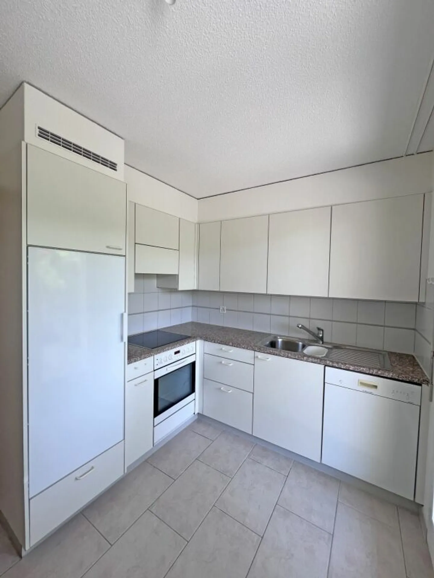 Attractive Garden Apartment - Ideal for Living or Investing - Photo 4 of 9